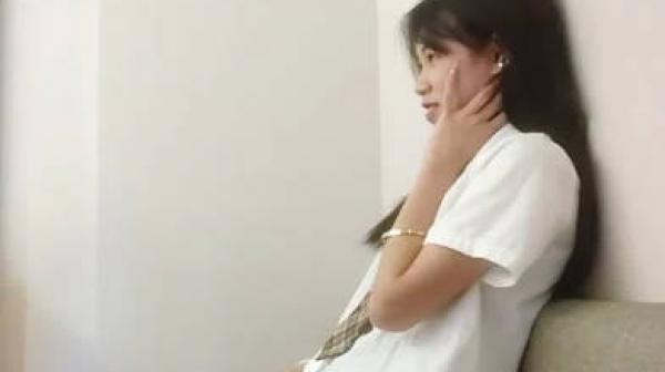 约操05年学生妹小妹妹被搞的一脸可怜